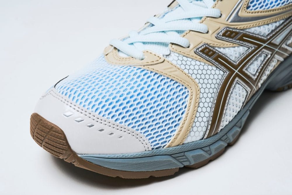 アイコニックなクォーターパネルデザインとオープンメッシュパネルを採用