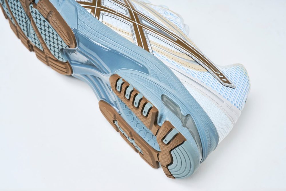 かかと部にはおなじみのGELテクノロジーを搭載