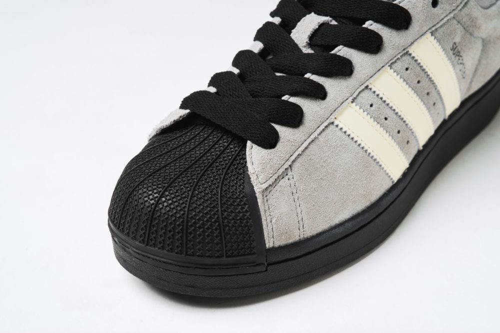 つま先を守るシェルトゥは今作を象徴するディテール