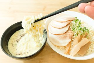 【サッポロ一番塩らーめん裏技】ミルク風味の濃厚スープが激うま！冬におすすめ「カルボナーラつけ麺」斬新アレンジ