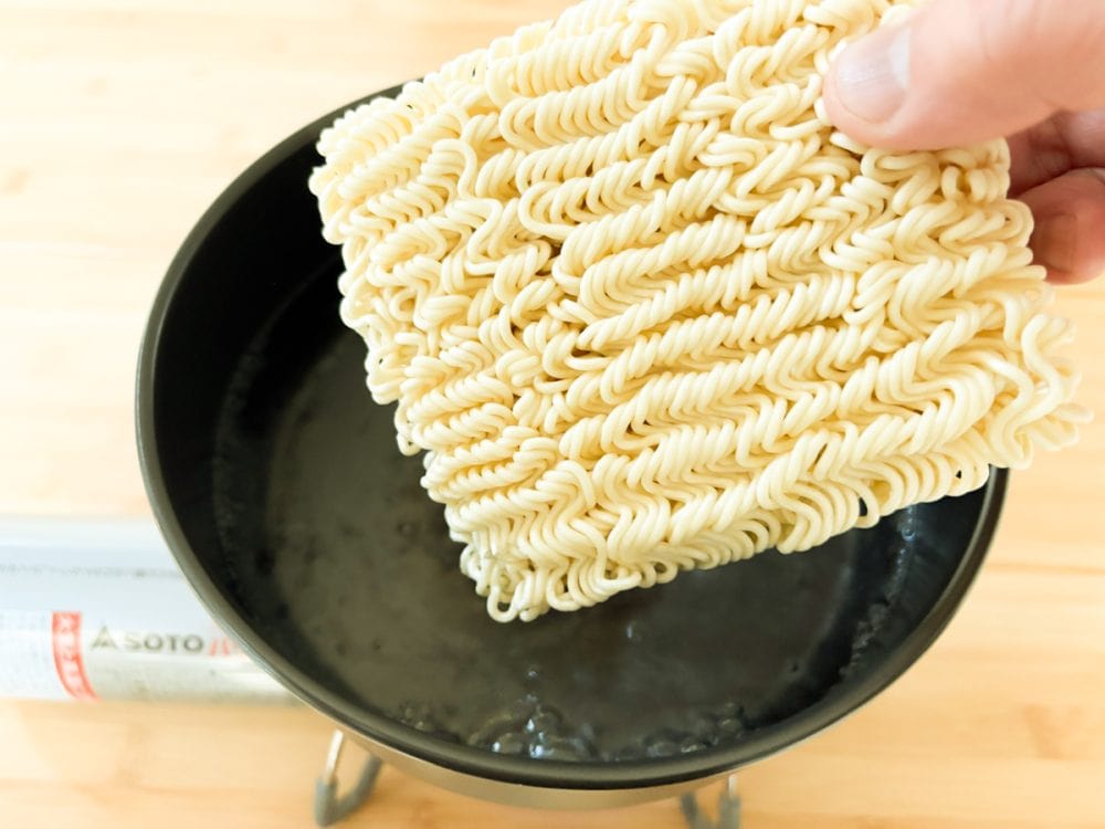 別鍋でインスタント麺を硬めに茹で、自然にほぐれるくらいが湯切りのタイミング