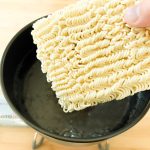 別鍋でインスタント麺を硬めに茹で、自然にほぐれるくらいが湯切りのタイミング