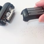 完全に剃り終えた後、ヘッドを開けてみると細かい髭が出てきました。これは外刃が相当薄く、根元からしっかり深剃りできた証拠