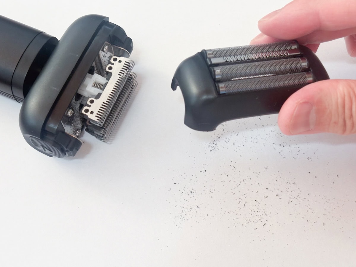 完全に剃り終えた後、ヘッドを開けてみると細かい髭が出てきました。これは外刃が相当薄く、根元からしっかり深剃りできた証拠