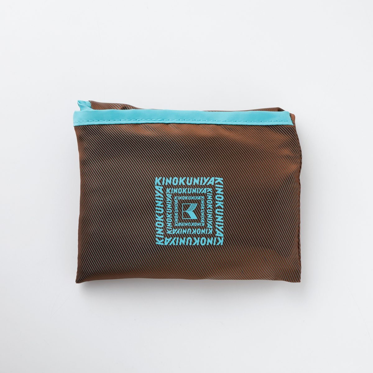 パッカブルなのでパック状に折り畳めて、バッグの隙間に入れて持ち運べる