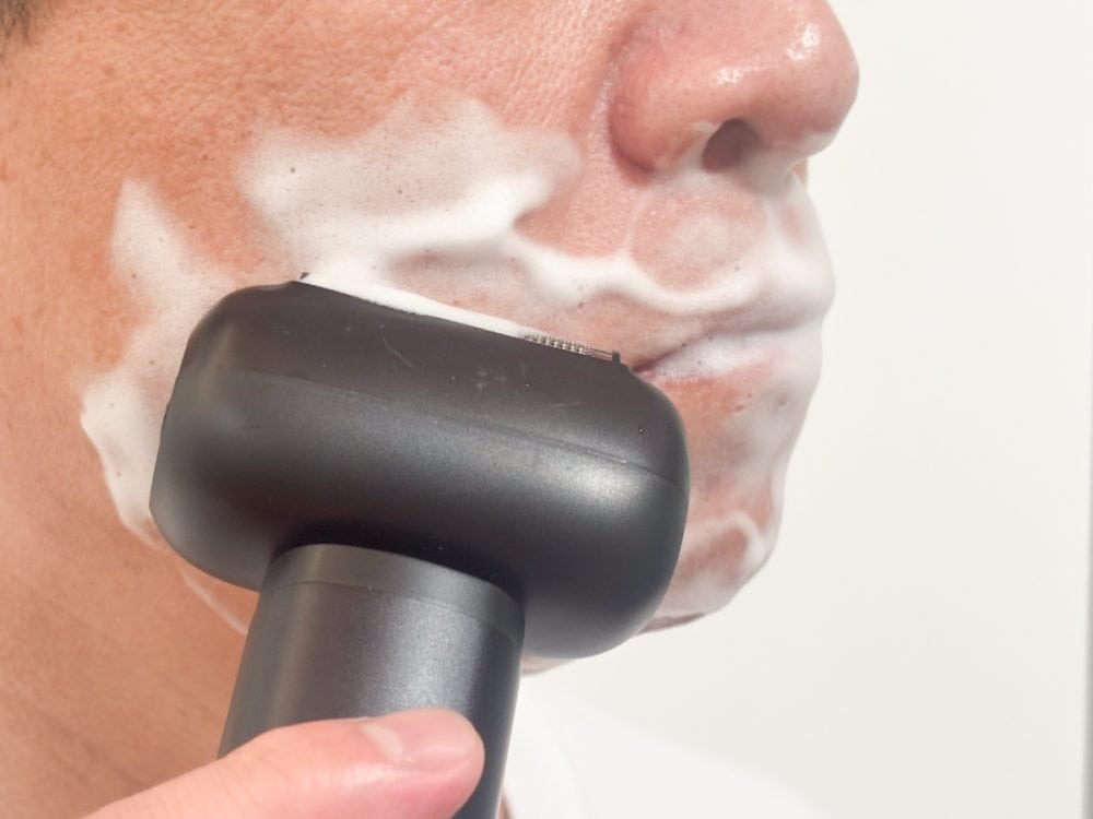 ドライだとなんだか肌がピリピリした感覚もあり、次回からはシェービングジェルをつかったウェット使用にしようと心に誓いました