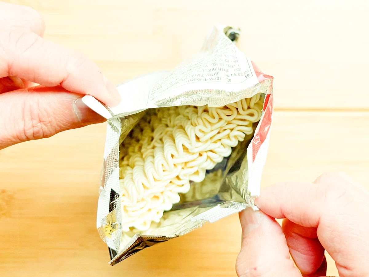 「サッポロ一番 塩らーめん」はアレンジレシピが無限大に開発できちゃいそうな、主張が強くないコンソメベースのような感じ