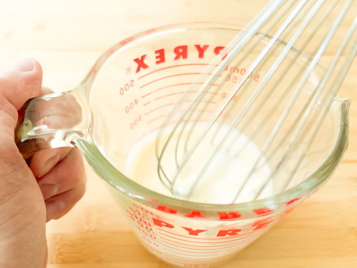 白身がダマになりやすいので泡立て器でしっかり溶いて、つけ麺スープを作ります