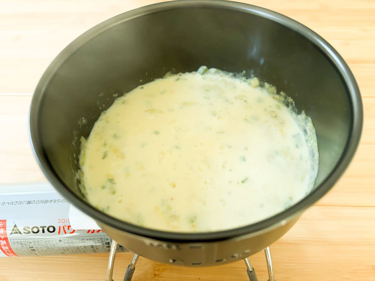 つけ麺スープは焦げつきやすいのでときどきかき混ぜつつ、フツフツとしてきたら火を止めます