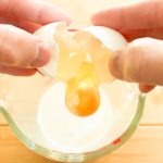 生クリームと牛乳1を合わせ、そこに生タマゴを投入。生クリームと牛乳の量を調整することで、濃厚さも変わります