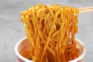 「このカップ麺、ガチで美味しすぎる」この冬最高に温まる！“こだわりの味噌味”ベスト3【1位は満足感ヤバい甘辛がクセになるド迫力】