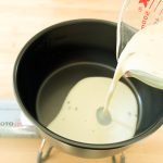 鍋につけ麺スープを入れたら中火で加温し、焦げ付きに注意します