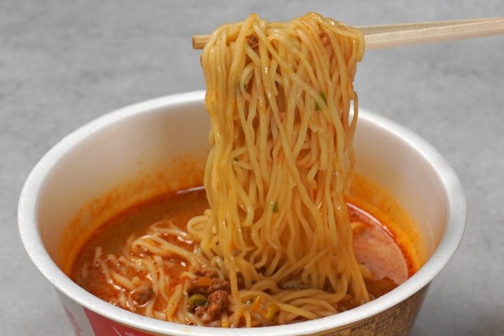 「このカップ麺、ガチでうますぎる」秋に突如登場した“変化球カップ麺”ベスト3杯【1位は売り切れ必至!ミスドで人気の四川担々麺】