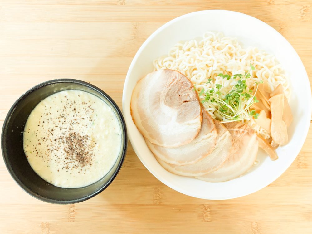 斬新メニューのカルボナーラつけ麺！ 冬でもつけ麺が食べたくなる濃厚な味わいの「サッポロ一番 塩らーめん」の激うまアレンジ