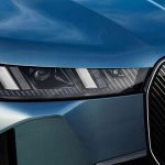 洗練された縦型4灯のデイ・ランニング・ライトはシャープな印象を与える