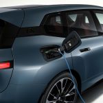 「BMW iX xDrive60」の一充電走行距離は723kmで、「BMW iX M70 xDrive」の一充電走行距離は602kmとなっている