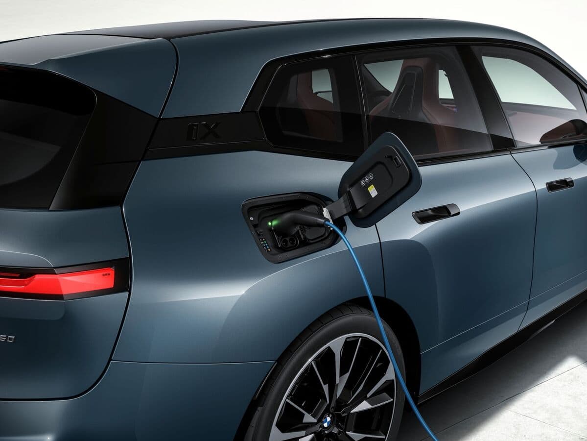 「BMW iX xDrive60」の一充電走行距離は723kmで、「BMW iX M70 xDrive」の一充電走行距離は602kmとなっている