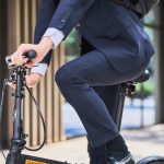 伸縮素材で膝がラク!自転車通勤も快適