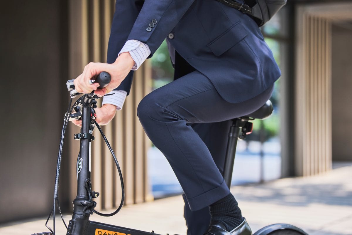 伸縮素材で膝がラク！自転車通勤も快適