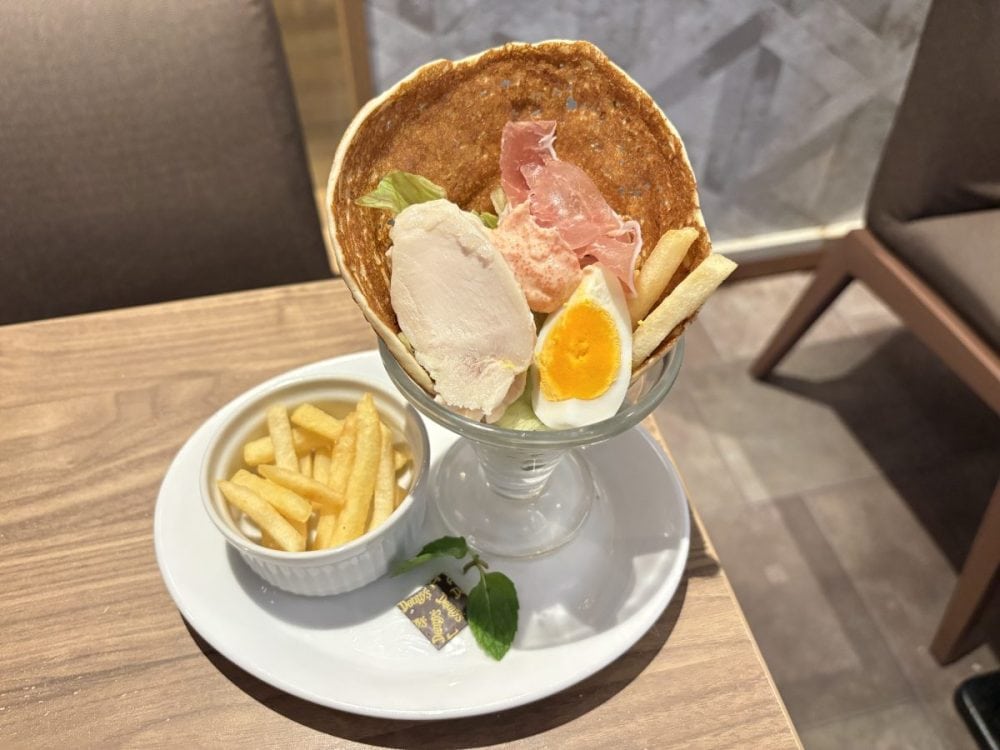 フライドポテトや生ハムの塩味、それを包み込むかのようなたらマヨソースのまろやかさが絶品！