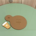 コースターにあしらわれたセブン-イレブンのロゴが、控えめながらもいいアクセントに