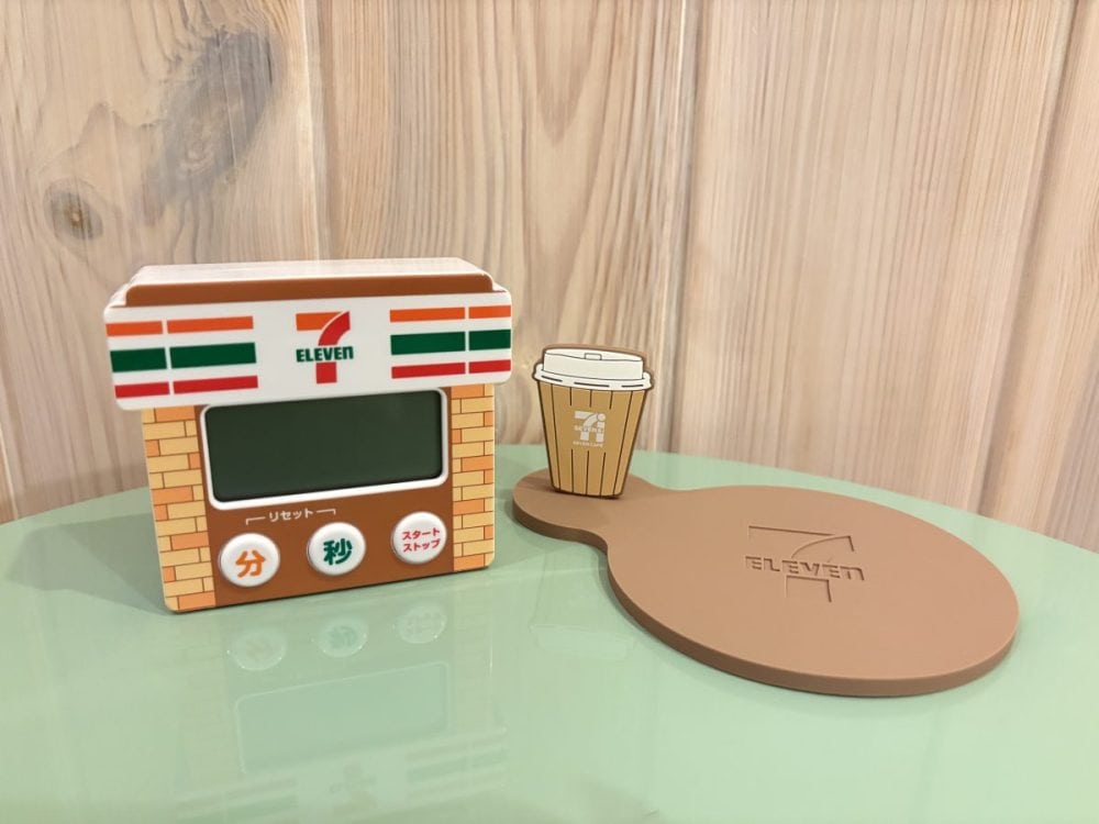 セブン-イレブンマニアの心を擽るデザインに仕上がっているキッチンタイマーとラバーコースター