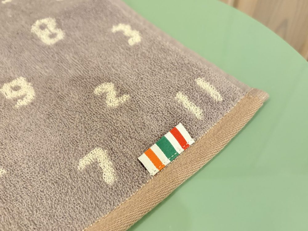 7と11が隣り合っているところ、そしてセブン-イレブンを彷彿とさせるカラーリングのタグが高ポイント！