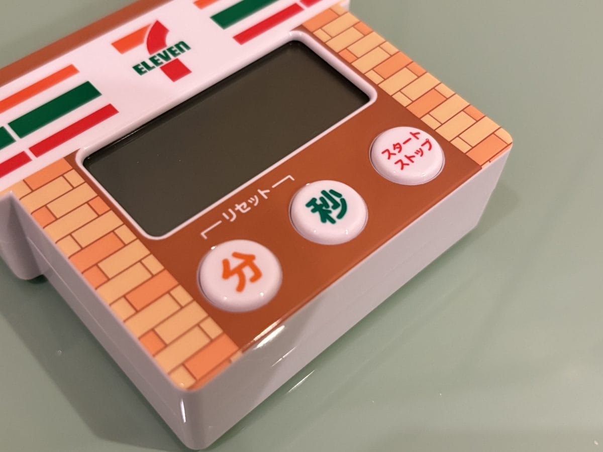 「分」「秒」「スタート／ストップ」……各ボタン、セブン-イレブンらしいカラーリングを取り入れている