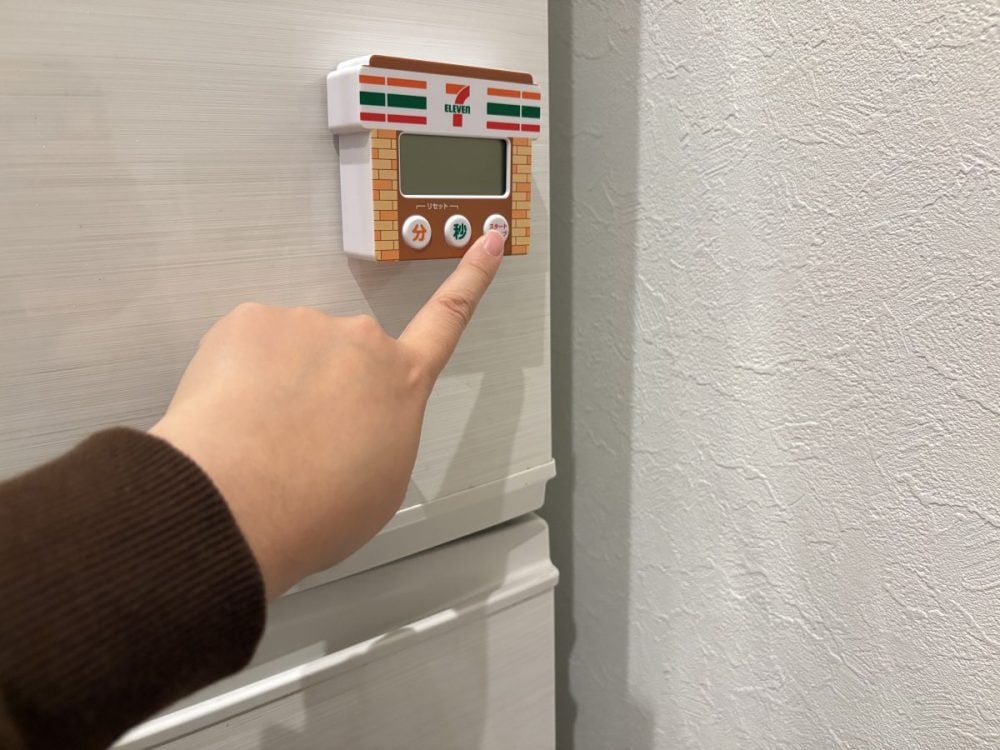 冷蔵庫なんかにぺたりと張り付けると、ポップな印象に