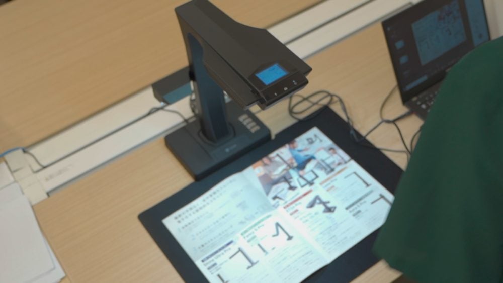 3800万画素・410dpiの超高画質で資料の細かい文字や、小さな写真の質感までしっかり写し出す