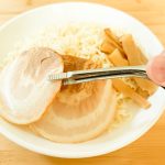 市販のトッピング具材をうまく使うことで、キャンプ場などアウトドアでも手軽に作れ、胃に残る濃厚スープと黒コショウのパンチ力