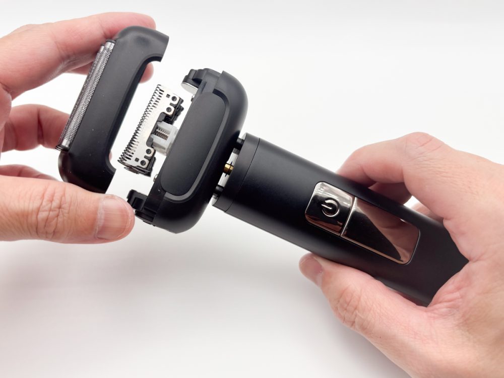 3Dヘッド搭載で、上下左右に浮き沈みする4つの独立した刃で肌への負担を軽減