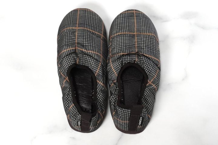 【ワークマンの凄すぎるルームシューズ】まさに履く断熱材!?1280円でこの暖かさは反則!神コスパな一足を徹底検証