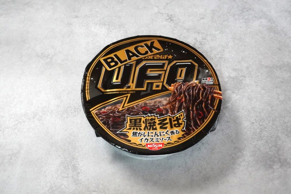 日清焼そばBLACK U.F.O. 黒焼そば 焦がしにんにく香るイカスミソース
