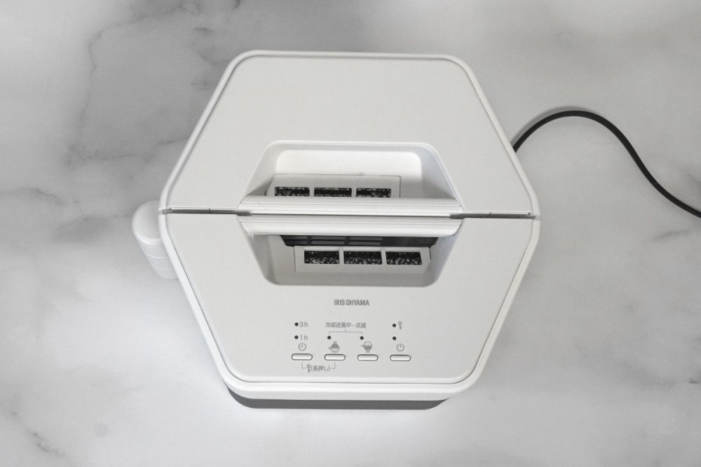 アイリスオーヤマ
セラミックファンヒーター ツインセラ　ACH-MN12A
