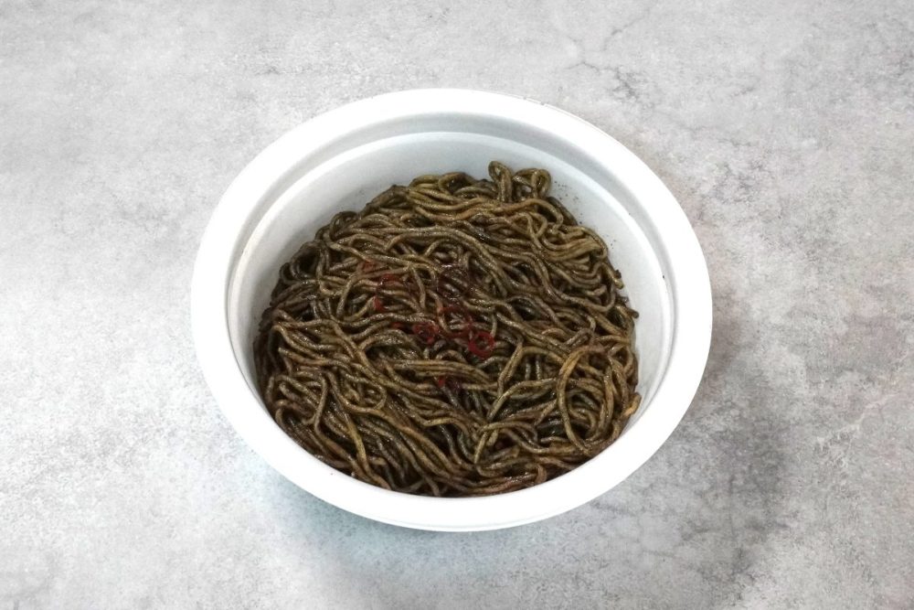 日清焼そばBLACK U.F.O. 黒焼そば 焦がしにんにく香るイカスミソース／具材が赤唐辛子だけなので一見すると真っ黒！ イカスミの香りが濃厚に漂ってきます