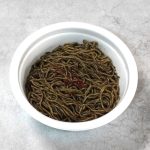 日清焼そばBLACK U.F.O. 黒焼そば 焦がしにんにく香るイカスミソース／具材が赤唐辛子だけなので一見すると真っ黒！ イカスミの香りが濃厚に漂ってきます