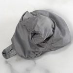 たたんだ状態から、袋の中身を出すようにして広げていきます