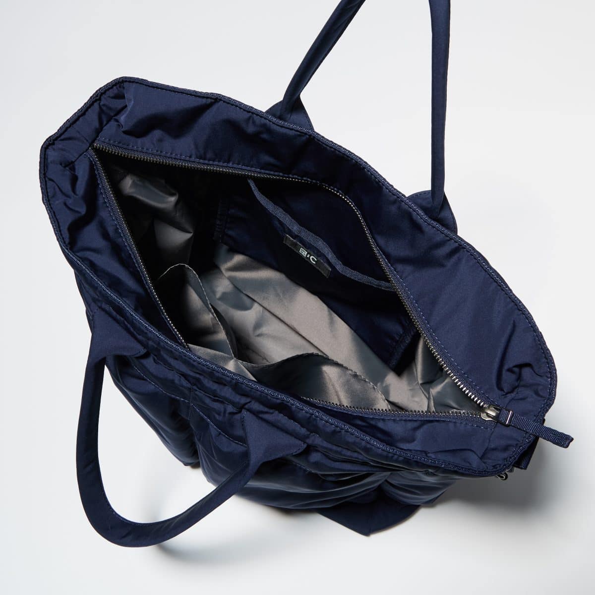 隙間なしで閉まるメイン収納も優秀