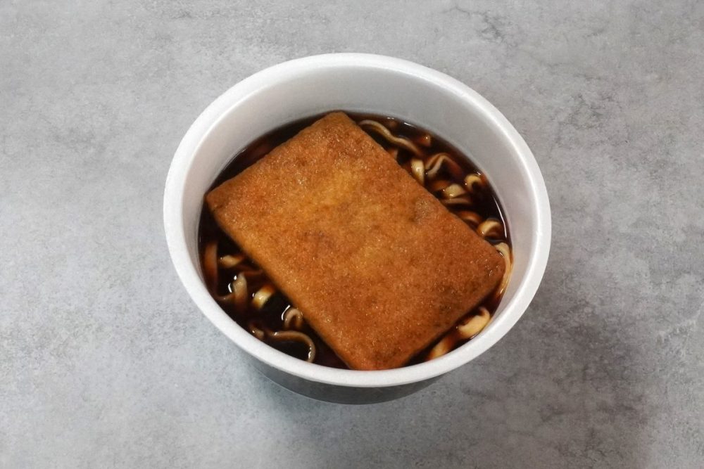 日清のBLACKどん兵衛 黒きつねうどん 粗挽き黒胡椒と濃厚黒醤油スープ／おつゆが黒すぎる……。ちょっと塩分が心配になるほどの色味です