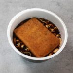 日清のBLACKどん兵衛 黒きつねうどん 粗挽き黒胡椒と濃厚黒醤油スープ／おつゆが黒すぎる……。ちょっと塩分が心配になるほどの色味です