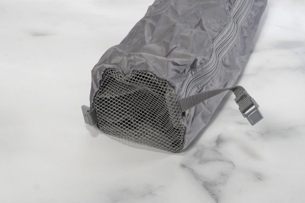 片面はメッシュになっていて空気が抜きやすく、よりスリムにできる構造をしています