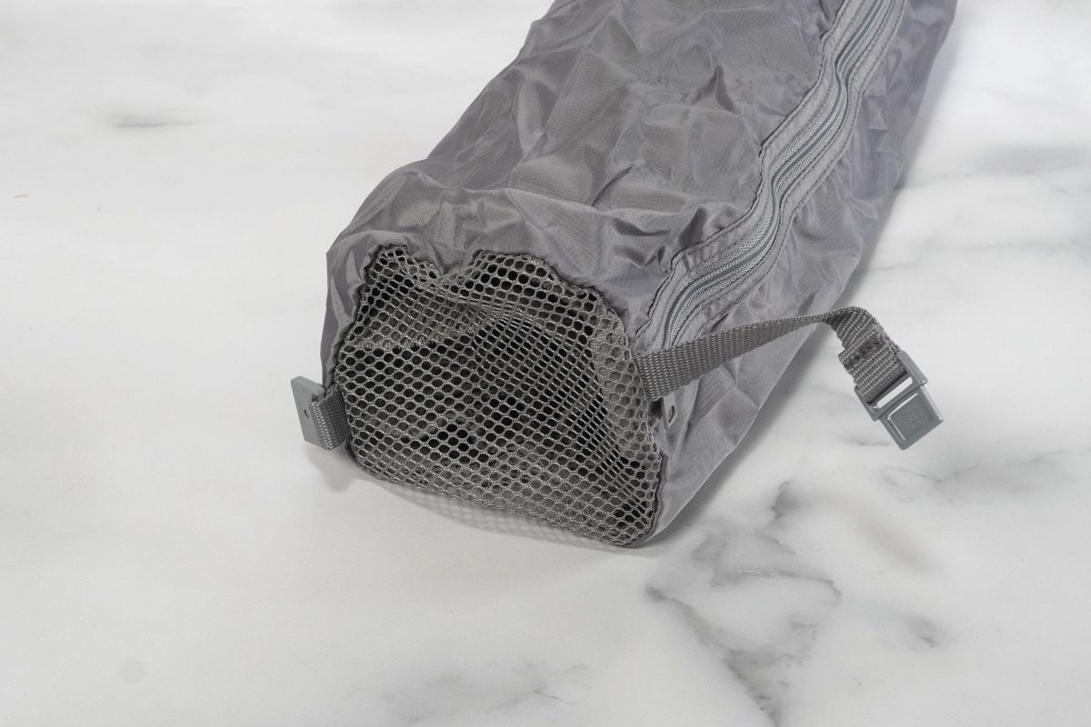 片面はメッシュになっていて空気が抜きやすく、よりスリムにできる構造をしています