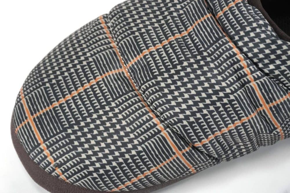 素材は適度に中綿が入っており、足を少し入れているだけでポカポカ