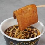 日清のBLACKどん兵衛 黒きつねうどん 粗挽き黒胡椒と濃厚黒醤油スープ／まったりと甘いおあげとしょっぱ辛いおつゆの相性も最高でした