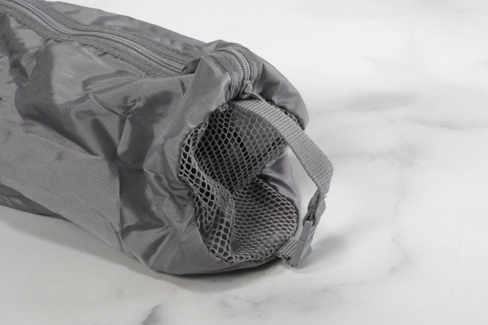 バックル付きのストラップも搭載しており、どこかにぶらさげて使うことも可能