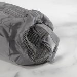 バックル付きのストラップも搭載しており、どこかにぶらさげて使うことも可能