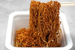 「このカップ麺、ガチでうまかった」30種のスパイスが絡みつくド迫力、売り切れ必至“ミスド”の四川担々麺…ほか【カップ麺の人気記事ランキングベスト3】(2025年11月版)