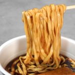 日清のBLACKどん兵衛 黒きつねうどん 粗挽き黒胡椒と濃厚黒醤油スープ