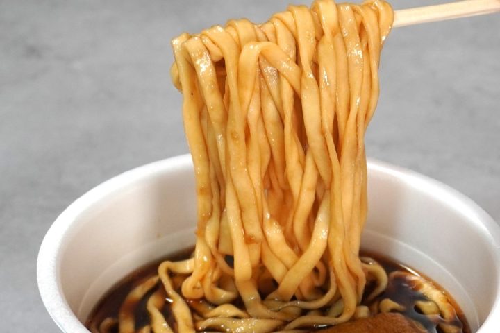 「このカップ麺、激うま」見た目は最恐、味は最高!?日清“ブラック”3種食べ比べ【1位は濃厚醤油と黒胡椒でウマさ倍増】